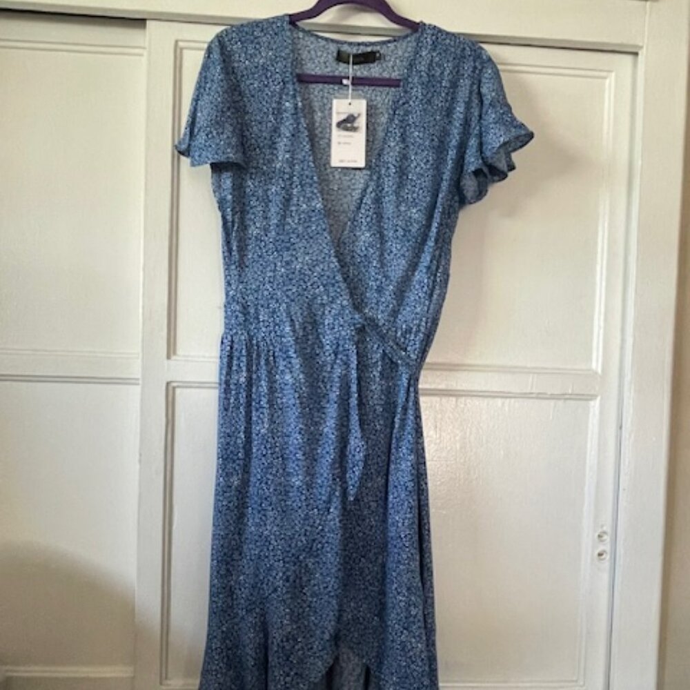 Zesica Wrap Dress in Women's Size small Blue White Floral Print Flowy Light